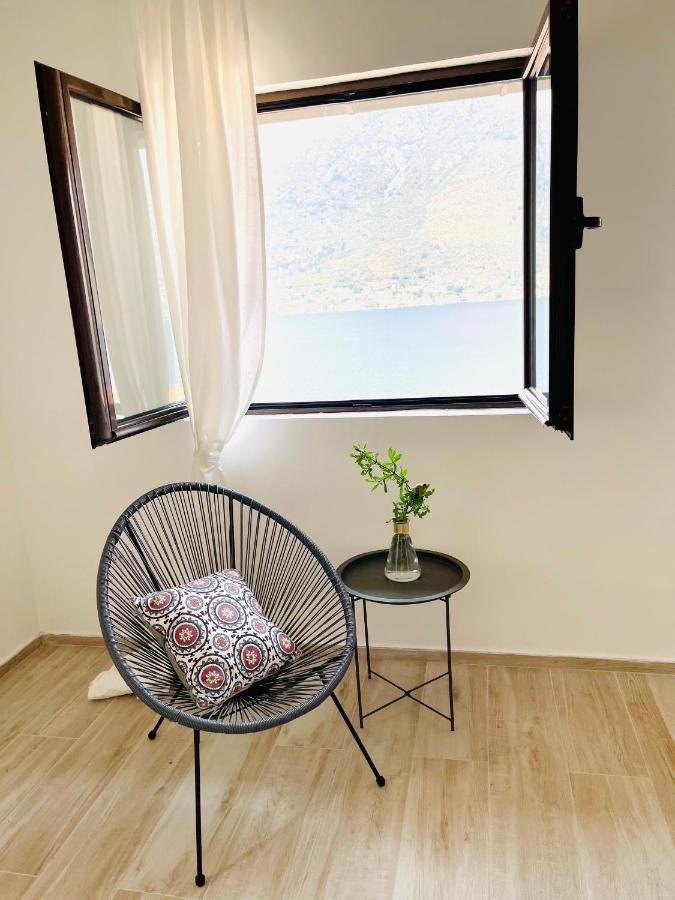 Chic Sea Front Apartment With Breathtaking Kotor Bay View ドニ・ストリヴ エクステリア 写真