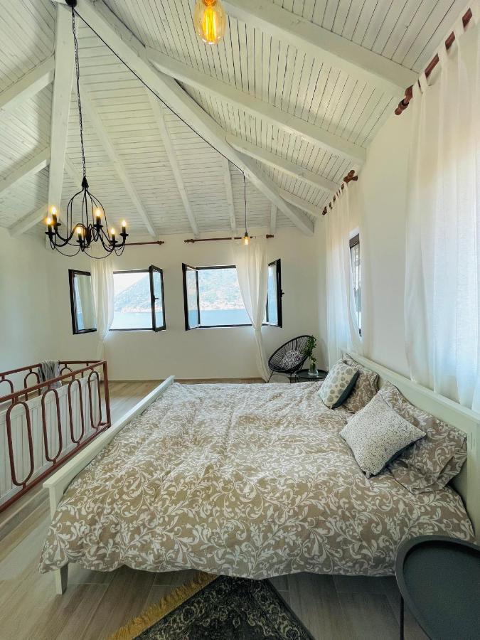 Chic Sea Front Apartment With Breathtaking Kotor Bay View ドニ・ストリヴ エクステリア 写真
