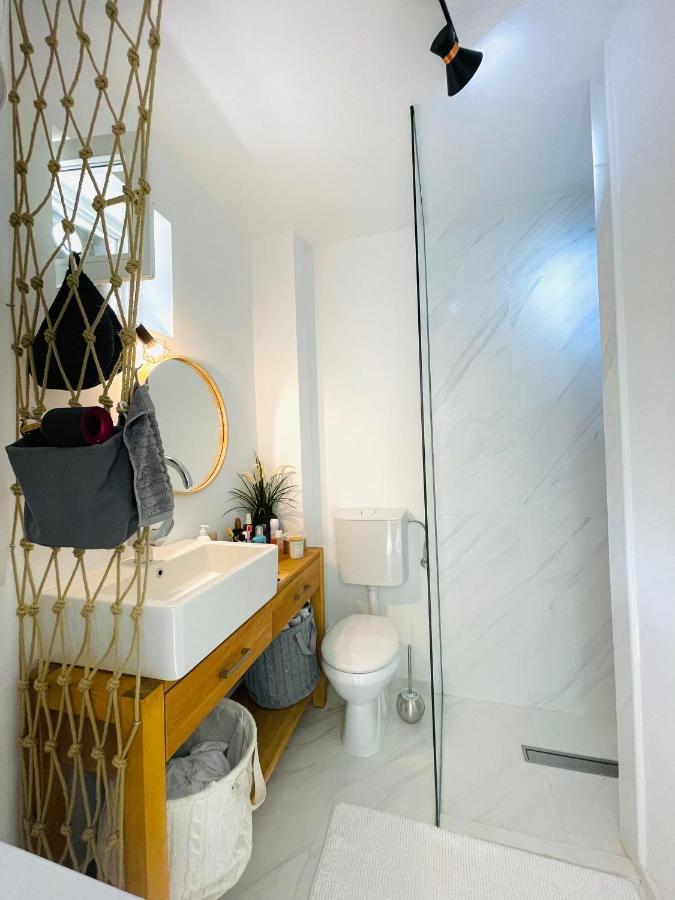 Chic Sea Front Apartment With Breathtaking Kotor Bay View ドニ・ストリヴ エクステリア 写真