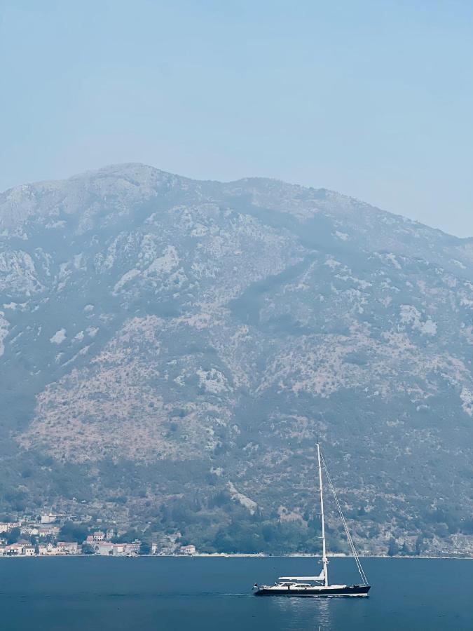 Chic Sea Front Apartment With Breathtaking Kotor Bay View ドニ・ストリヴ エクステリア 写真