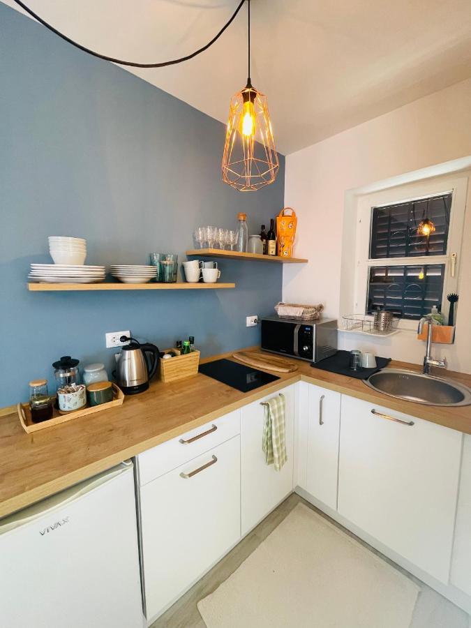 Chic Sea Front Apartment With Breathtaking Kotor Bay View ドニ・ストリヴ エクステリア 写真