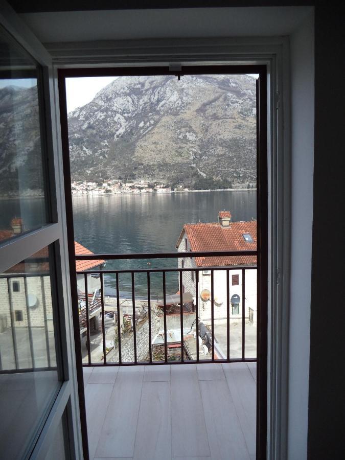 Chic Sea Front Apartment With Breathtaking Kotor Bay View ドニ・ストリヴ エクステリア 写真